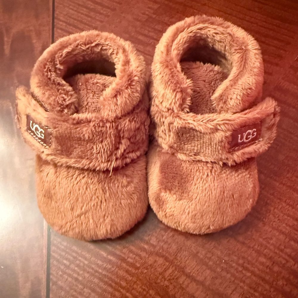 UGG 0-1 size Bixbee Booties
Warm Brown Fur-Lined Slippers
Worn only once!